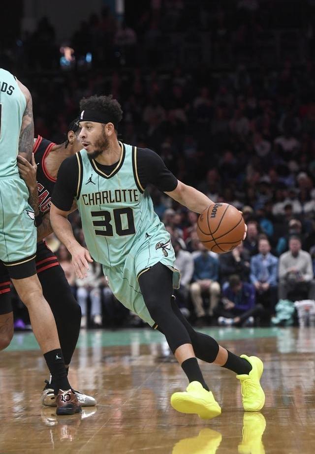 包含NBA季后赛今晨走向成谜；夏洛特黄蜂更衣室发声；球迷炸锅；细节决定成败的词条