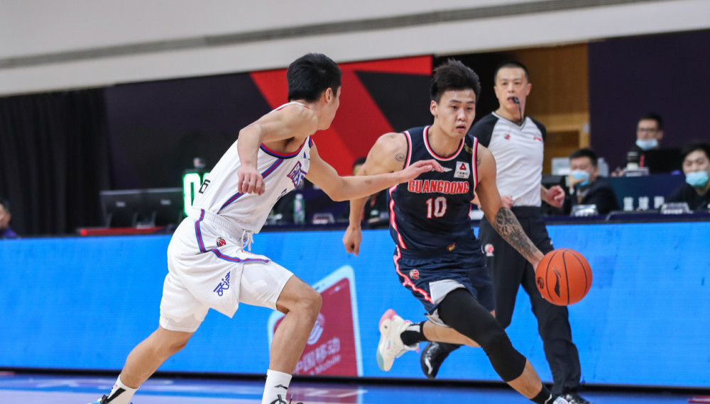 九游体育app加时末段CBA季后赛焦点战，犹他爵士官宣签约，更衣室稳定，资深球员宣示担当的简单介绍