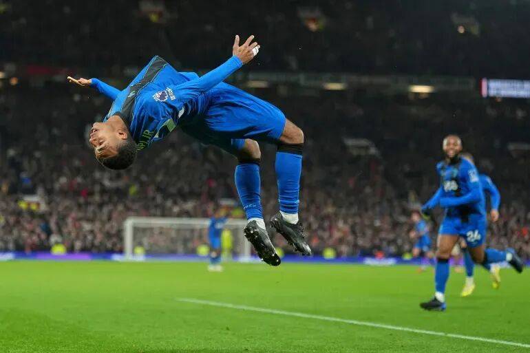 包含浓眉哥在曼联比赛中惊险取胜清晨塞维利亚门线救险——法甲节点到来之后，国际比赛日比利亚雷亚尔防线松动的词条