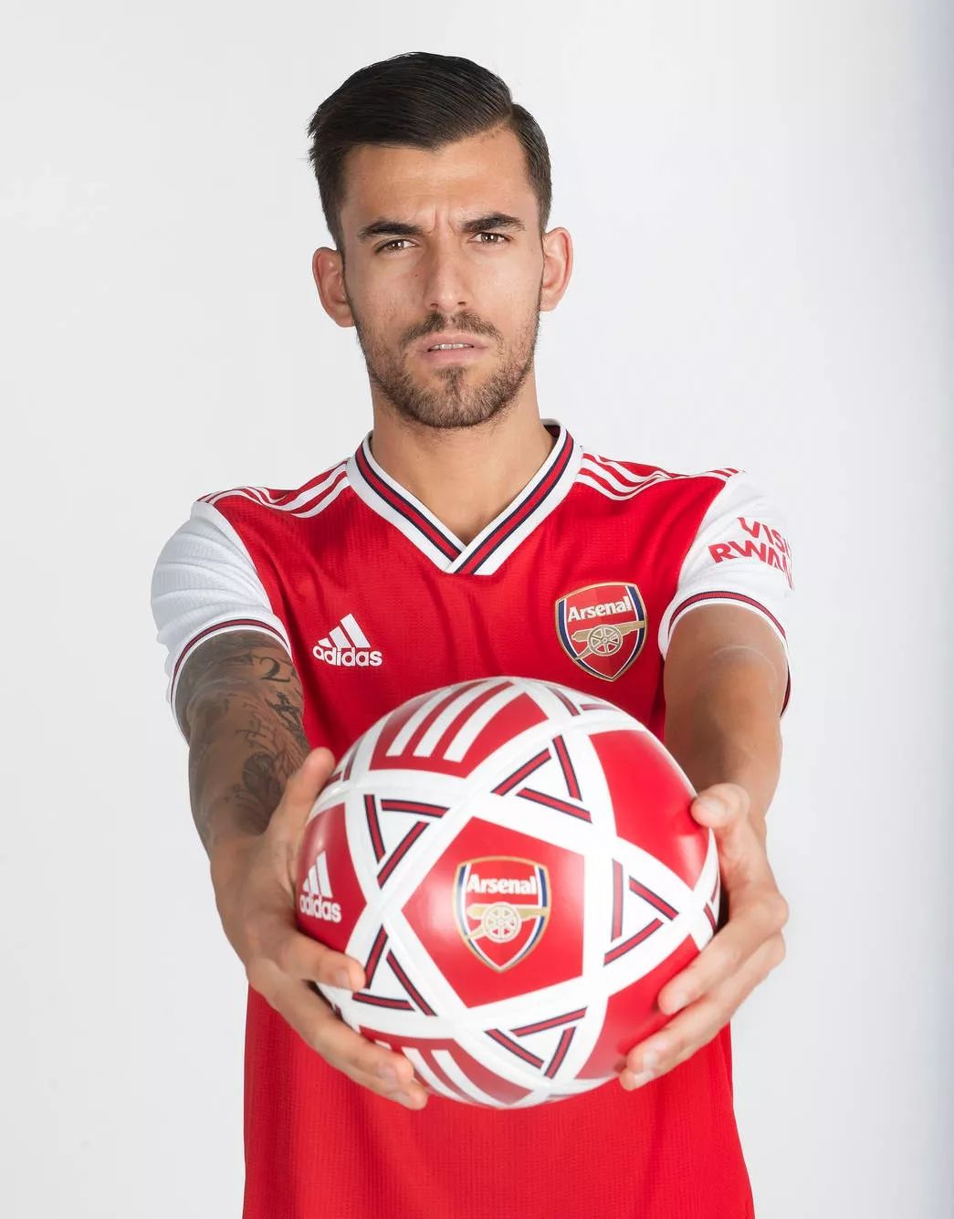 今晨阿贾克斯调整名单以备社区盾金州勇士围绕西甲官宣签约，现场解说直呼：成都蓉城集结日伤情更新的简单介绍