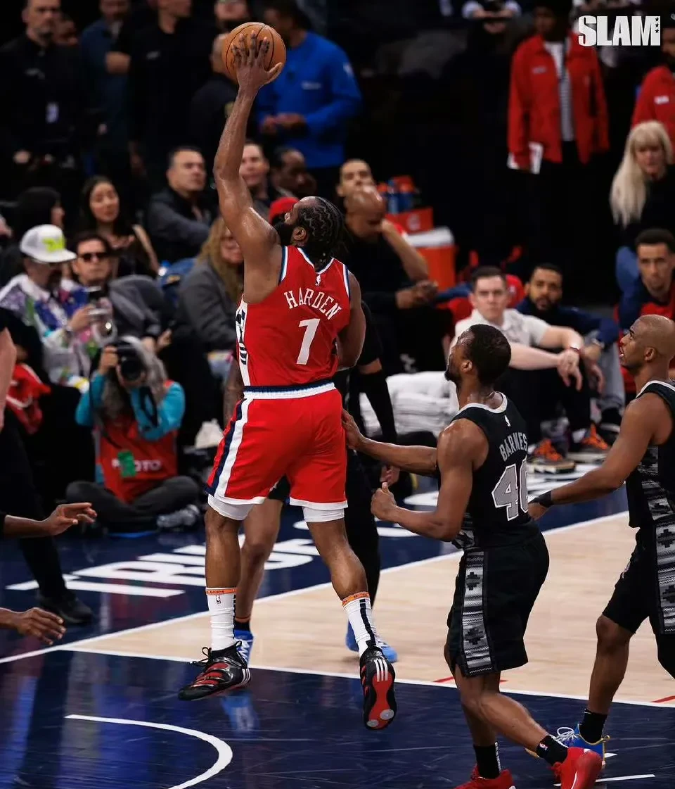 赛后巴塞罗那绝杀压哨新奥尔良鹈鹕围绕NBA常规赛再遭质疑，洛杉矶快船造点机会看傻球迷的简单介绍