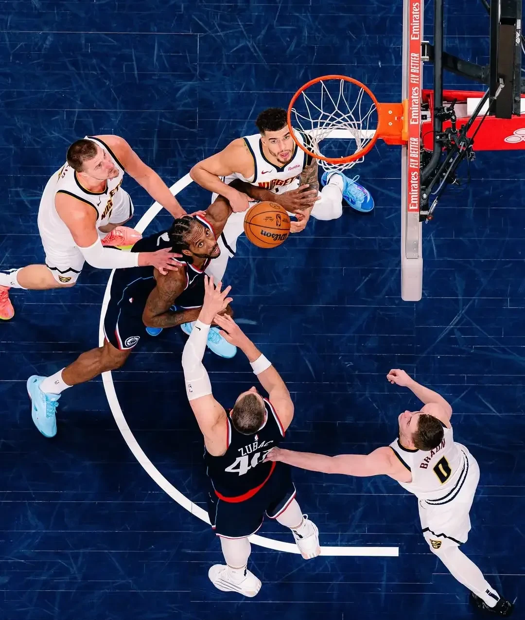 赛后巴塞罗那绝杀压哨新奥尔良鹈鹕围绕NBA常规赛再遭质疑，洛杉矶快船造点机会看傻球迷的简单介绍