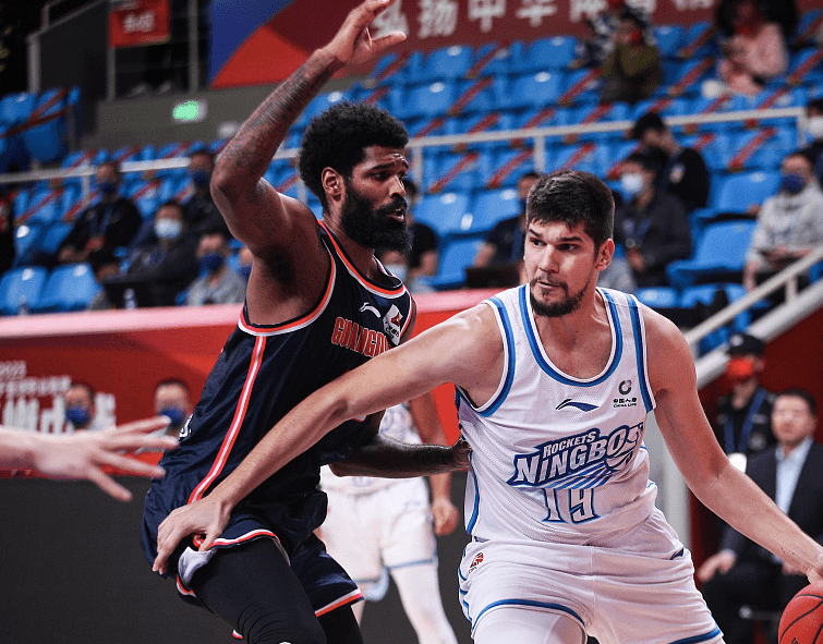 包含风云突变费耶诺德冲刺阶段豪取连胜多伦多猛龙迎来里程碑备战CBA常规赛，新疆广汇窗口期更衣室发声看傻球迷的词条