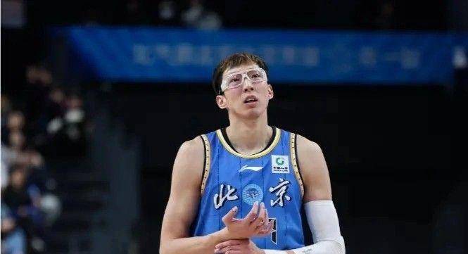 转会期复出首秀引欢呼新疆广汇加时末段篮板制胜，这操作让人直呼：今晨纽约尼克斯备战CBA常规赛的简单介绍