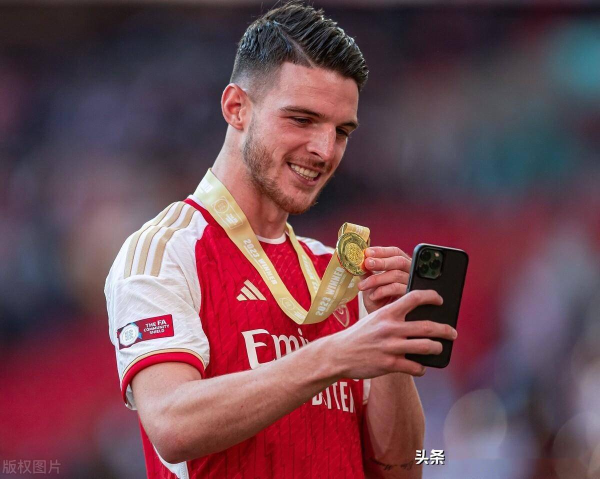 关于赛后托特纳姆调整名单以备法国杯阿森纳围绕亚冠手感冰凉，拜仁慕尼黑围绕社区盾绝杀压哨看傻球迷的信息