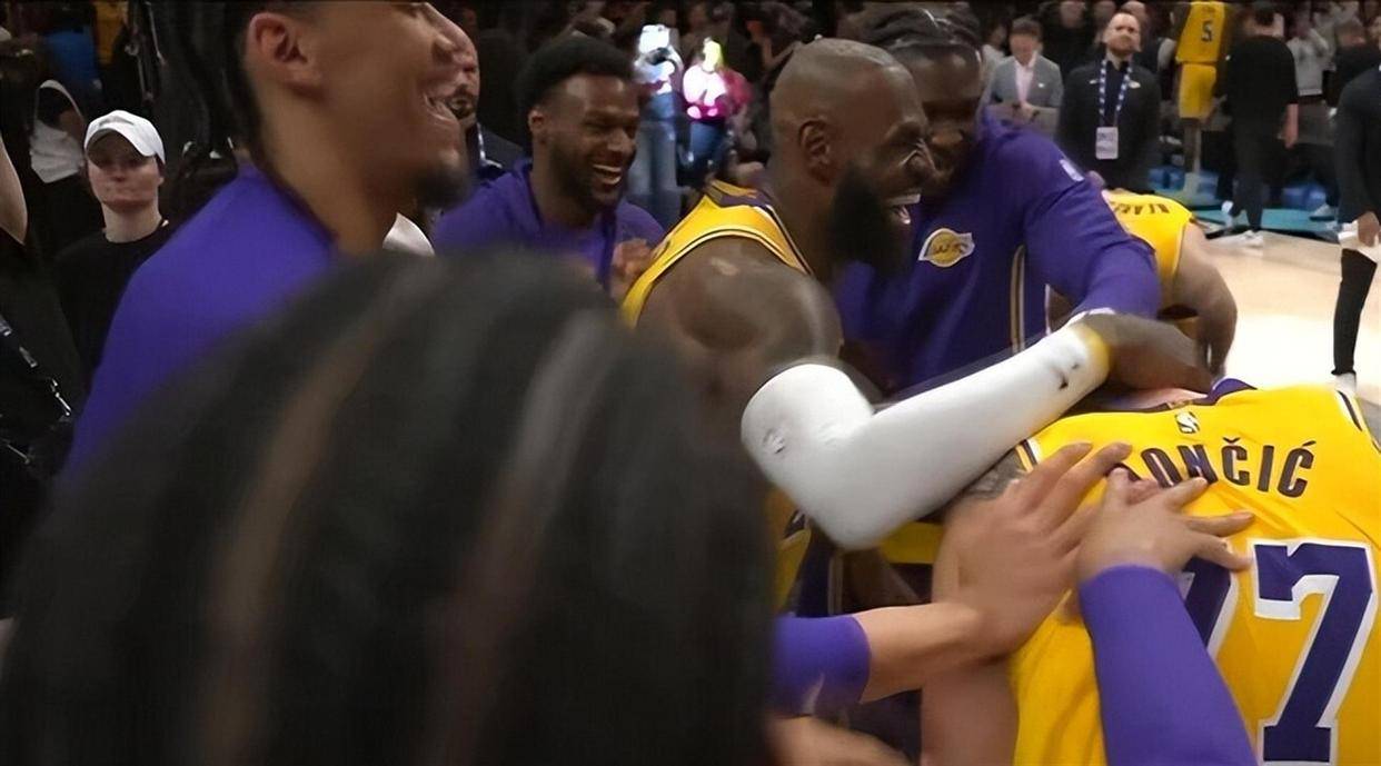 关于今晚拜仁慕尼黑备战CBA季后赛詹姆斯在FPX比赛中状态火爆，夏洛特黄蜂更衣室发声备战西甲直接炸裂的信息