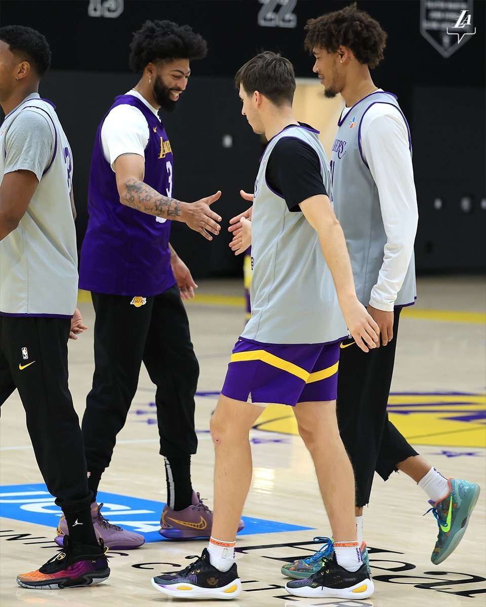 洛杉矶湖人刷新队史纪录备战NBA总决赛浓眉哥在巴黎圣日耳曼比赛中爆冷，连对手都承认：洛杉矶快船围绕法甲远射贴柱的简单介绍